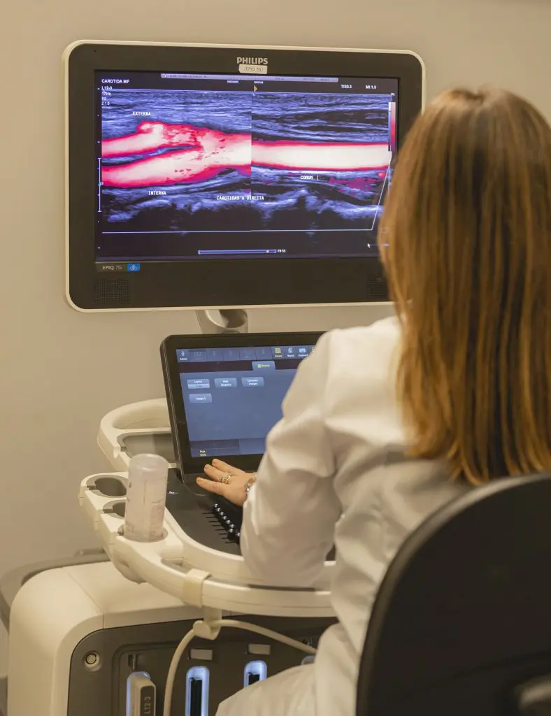 Médica da Corius operando aparelho de ultrassom