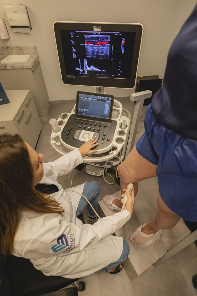 Médica realizando exame vascular na Corius