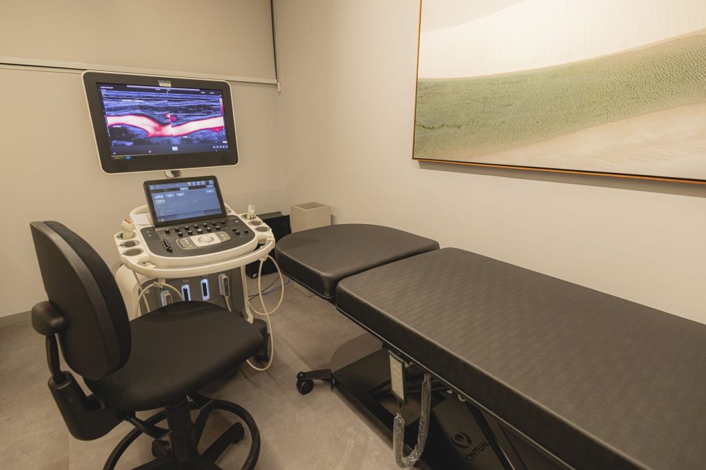 Sala de exames da Corius com aparelho de ecodoppler
